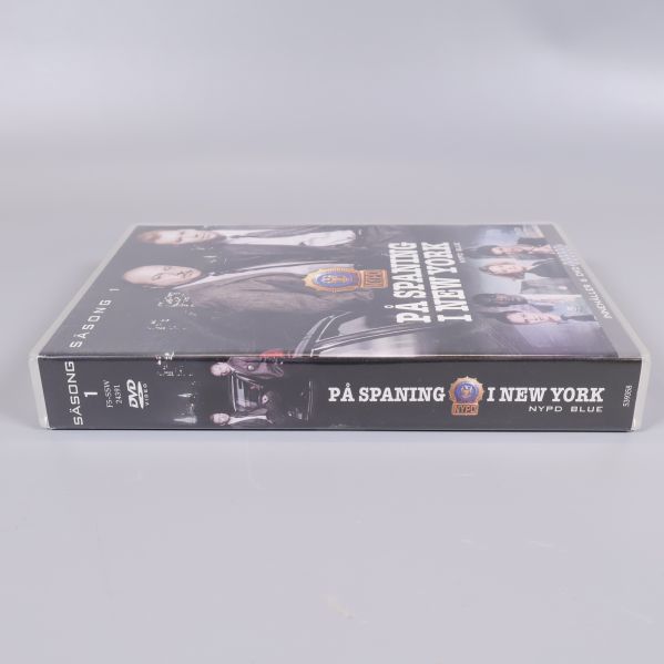 DVD-box liggande visar rygg med titel och logotyp