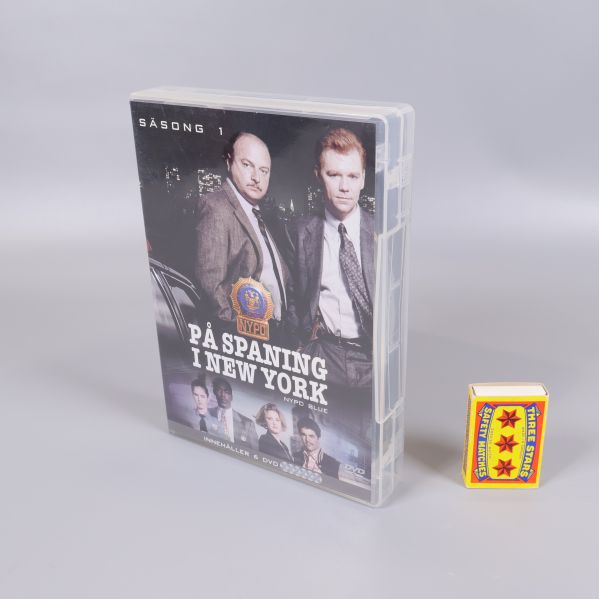 DVD-box bredvid tändsticksask för storleksjämförelse