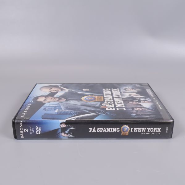 DVD-boxen liggande med synlig rygg och titel