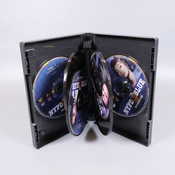 Öppen DVD-box med flera skivor inuti