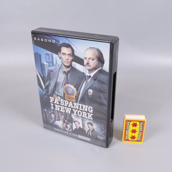 DVD-box intill tändsticksask som storleksjämförelse