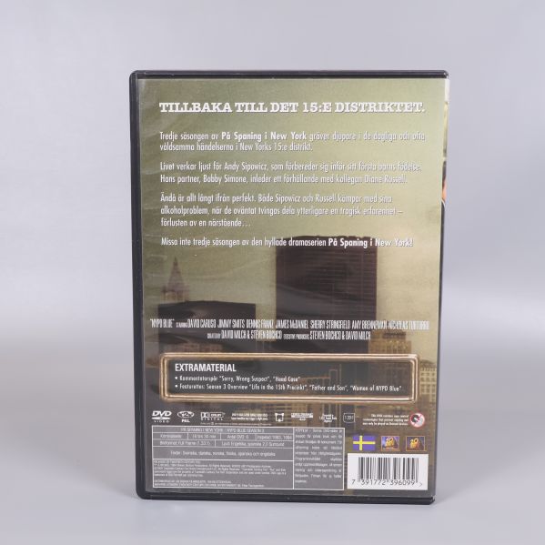 Baksidan av DVD-boxen visar beskrivning och extramaterial