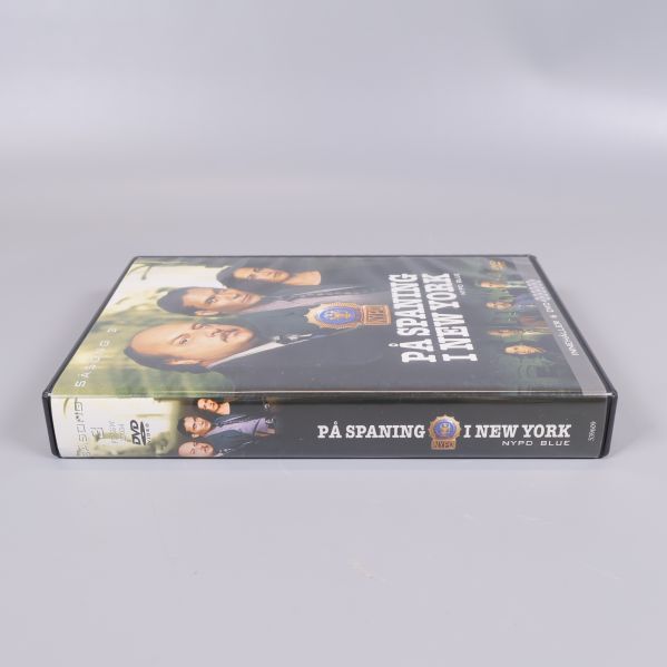 DVD-box sedd från sidan med titel och säsong