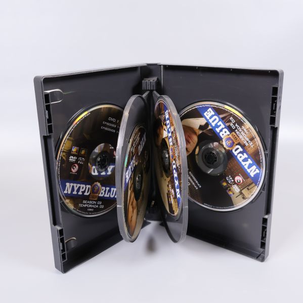 DVD-box öppen med flera skivor synliga i hållaren