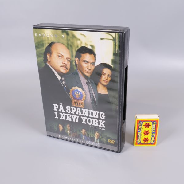 DVD-box bredvid tändsticksask för storleksreferens