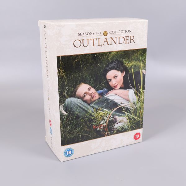 DVD-boxen Outlander säsong 1-5 visas framifrån på snedden