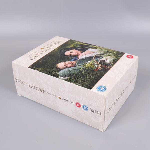 Outlander säsong 1-5 DVD-box liggande på sidan
