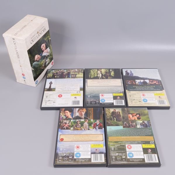 Baksidor av fodralen från Outlander säsong 1-5 kollektion