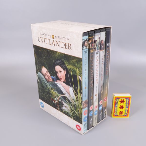 Outlander box med alla fodral insatta och jämförelse med tändsticksask