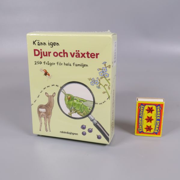 Förpackning av frågespelet jämte tändsticksask för storleksjämförelse