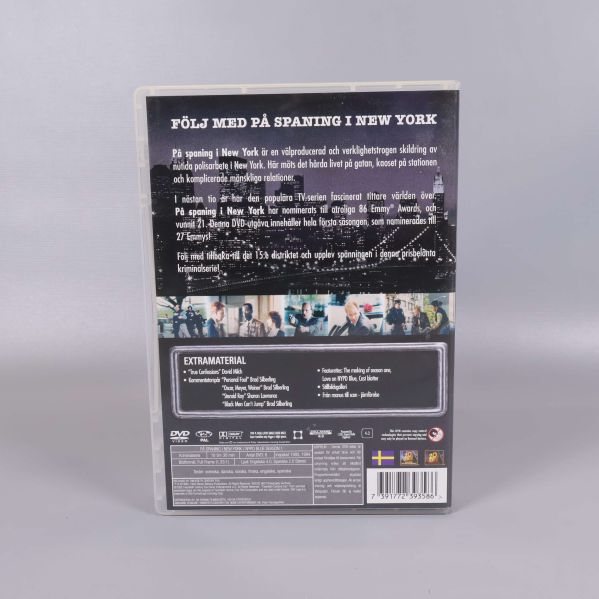 Baksida av DVD-box med beskrivning och teknisk information