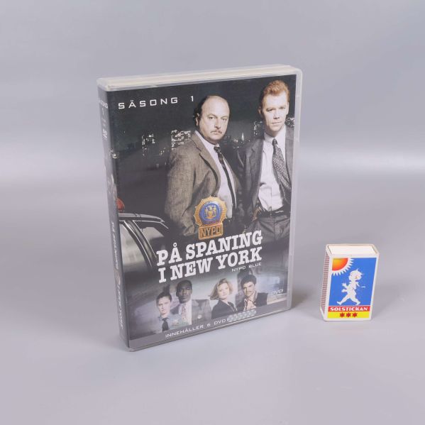DVD-box På spaning i New York jämförd med tändsticksask