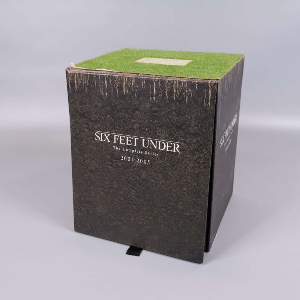 Six Feet Under box visad från sidan med årsintervall