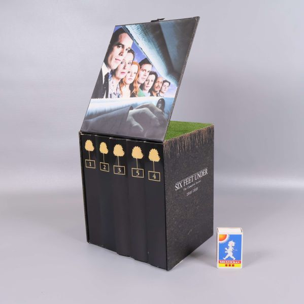 Boxen öppen, visar karaktärer och fem inre digipacks