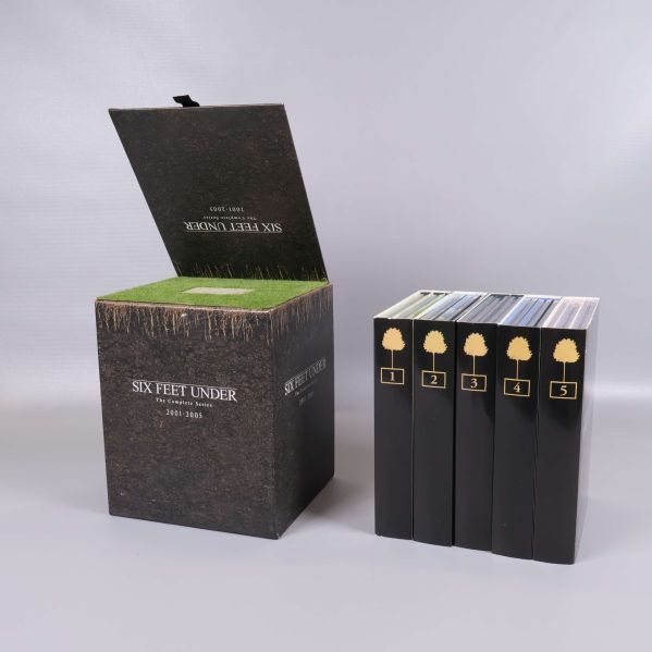 Alla fem digipacks och boxens insida synliga
