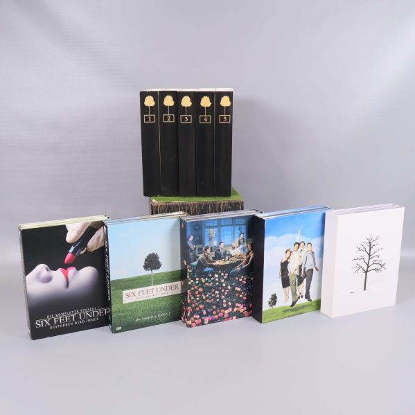 Framsidan av säsongernas digipacks bredvid boxen