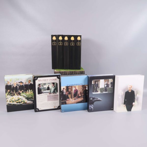Baksidan av digipacks visar olika motiv och bilder