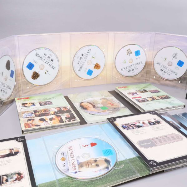 Flera dvd-skivor utlagda från samlingen