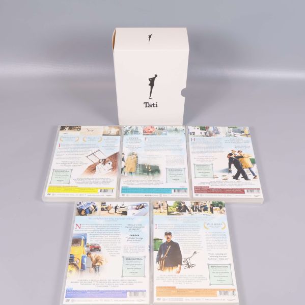Fem DVD-fodral visade med baksidor uppåt