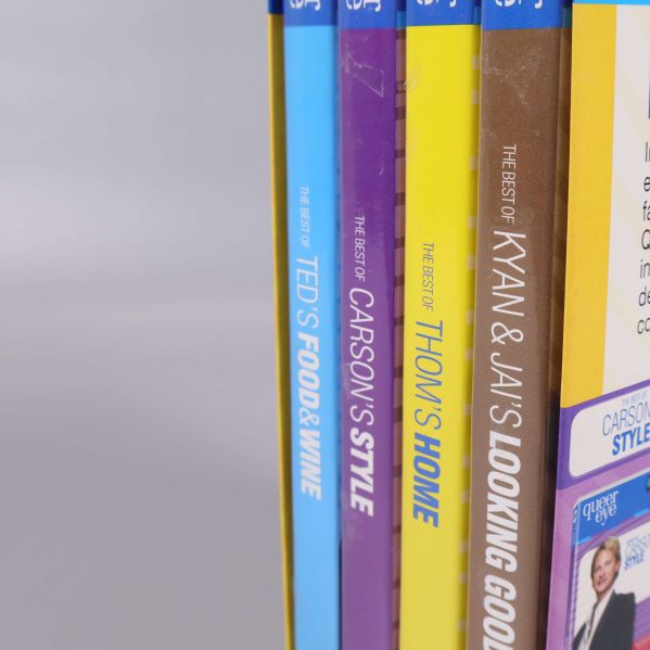 Närbild på ryggarna av Queer Eye dvd-fodral