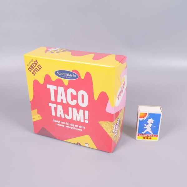 Taco Tajm spelask bredvid en tändsticksask för storleksjämförelse