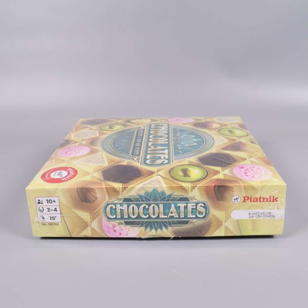 Sidan av asken med Chocolates-logga och Piatnik