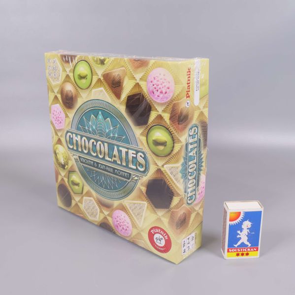 Chocolates spelask stående bredvid tändsticksask