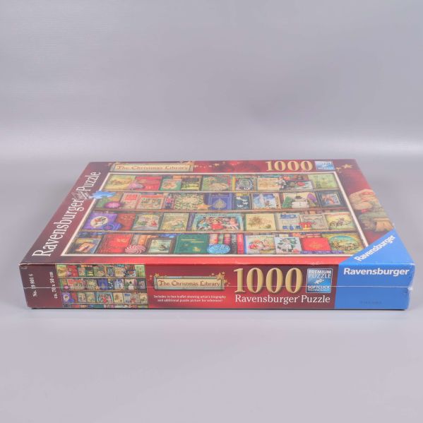 Ravensburger julbibliotekspussel sett från sidan med motiv synligt