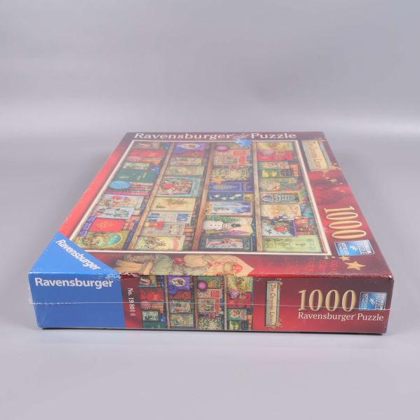 Pussellåda Ravensburger sedd snett framifrån med julmotiv