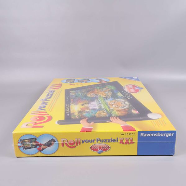 Förpackningens långsida med Roll your Puzzle XXL och Ravensburger-logga