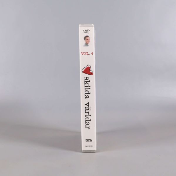 Rygg på Skilda världar volym 4 DVD med titel och logotyp