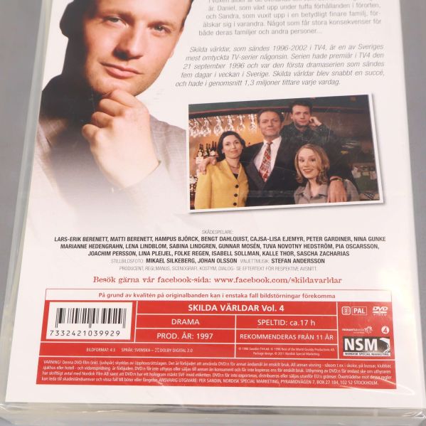 Närbild av baksida med detaljer om Skilda världar volym 4 DVD