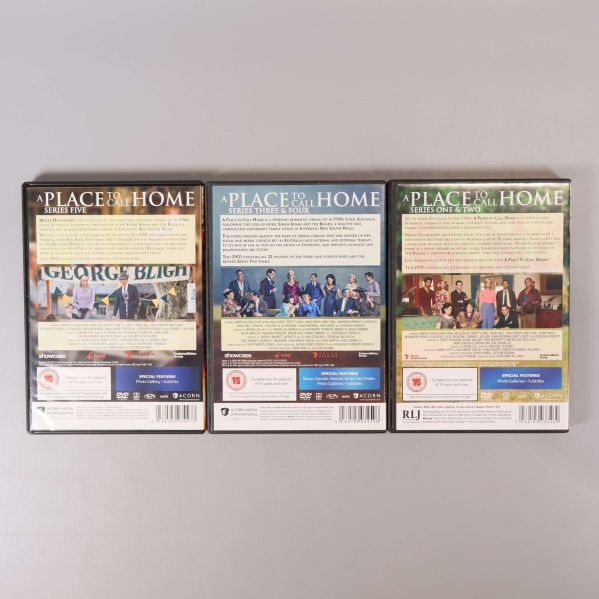 Tre baksidor av DVD-fodralen ur boxen