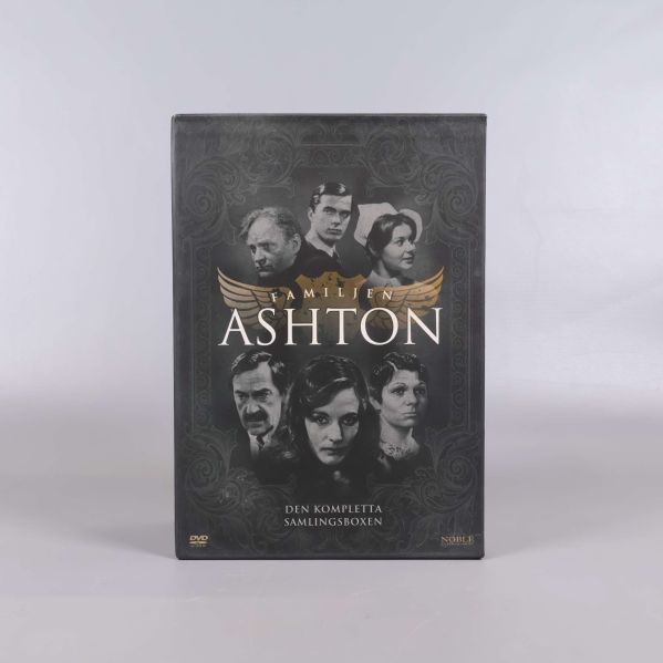 DVD-box med titeln Familjen Ashton, porträtt av karaktärer och guldfärgade detaljer