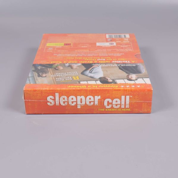 Undersida på Sleeper Cell DVD-box med tryckt titel