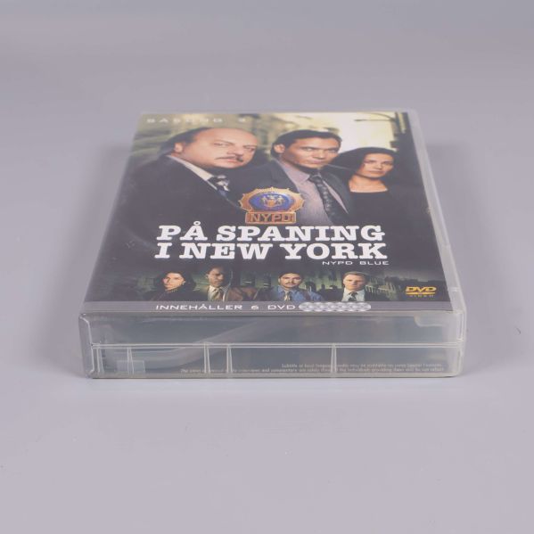 DVD-box med På spaning i New York säsong 3 liggande med framsidan upp