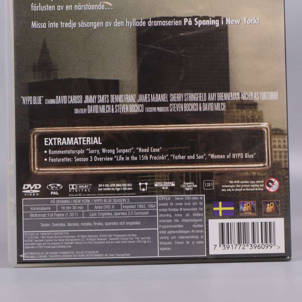 Närbild på baksidan av DVD-boxen med extramaterial och teknisk info
