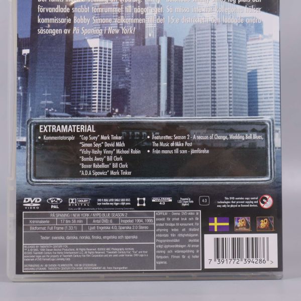 Närbild på baksidan av DVD-boxen med text och extramaterial