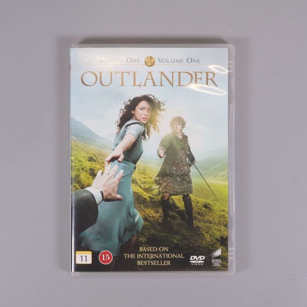 Framsidan av Outlander S1 Vol.1 DVD-box med karaktärer