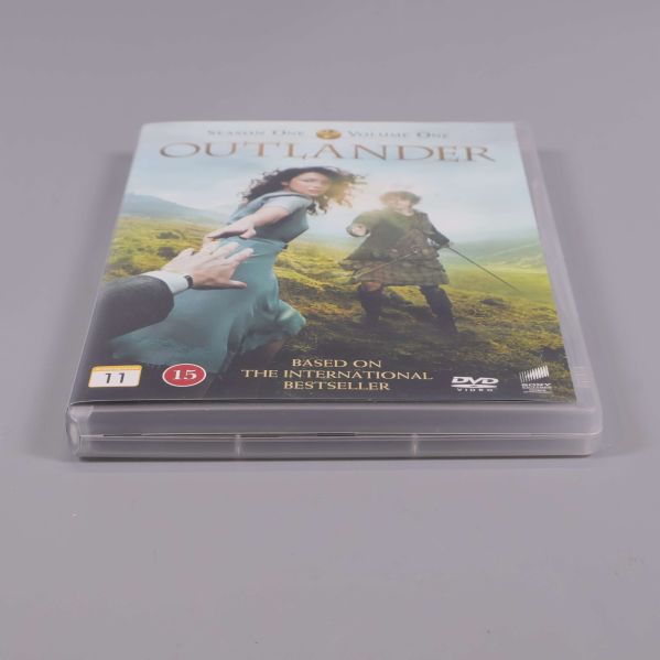 Outlander S1 Vol.1 DVD-box i vinkel, framsidan synlig