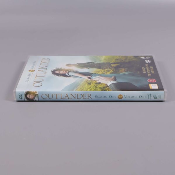 Rygg av Outlander S1 Vol.1 DVD-box med titel och bild