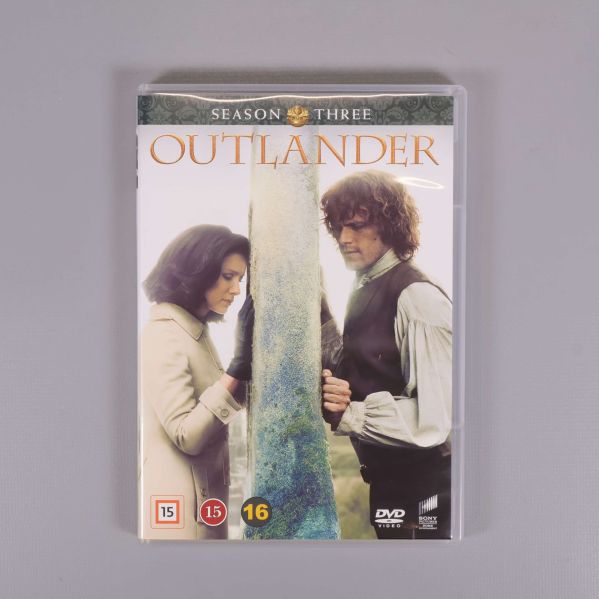 Framsidan av Outlander säsong 3 DVD-box med två karaktärer