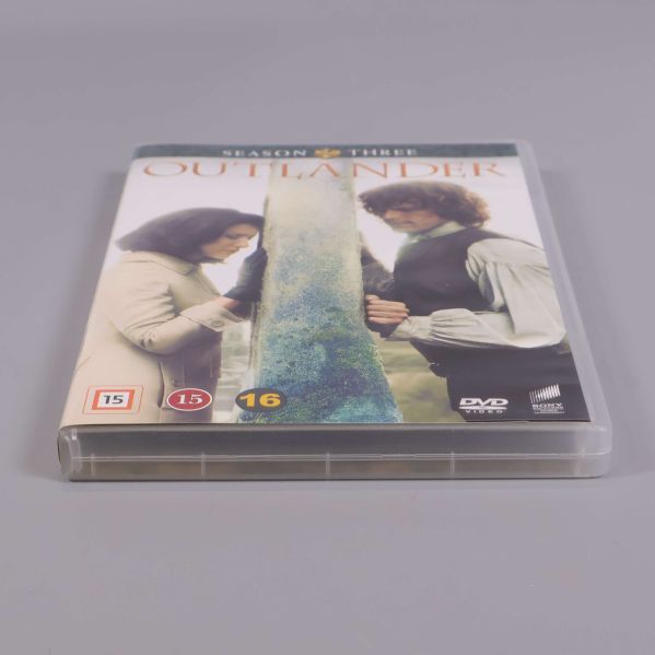 Outlander säsong 3 DVD-box sedd framifrån på ett bord