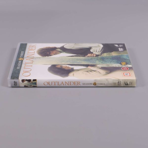 Outlander säsong 3 DVD-box sedd från sidan, ryggen synlig