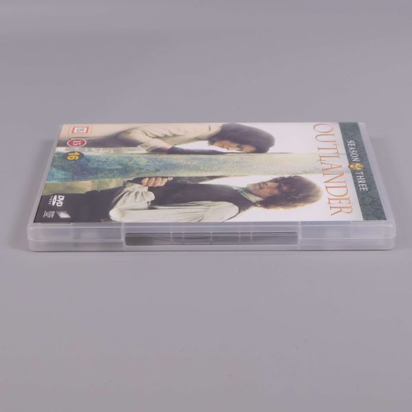 Outlander säsong 3 DVD-box bakifrån, lådan synlig i sidovy