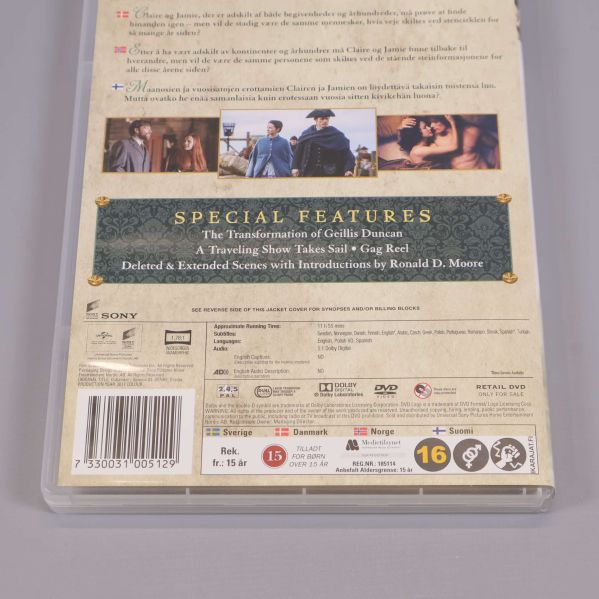 Närbild av baksidan på Outlander säsong 3 DVD-box med märkningar