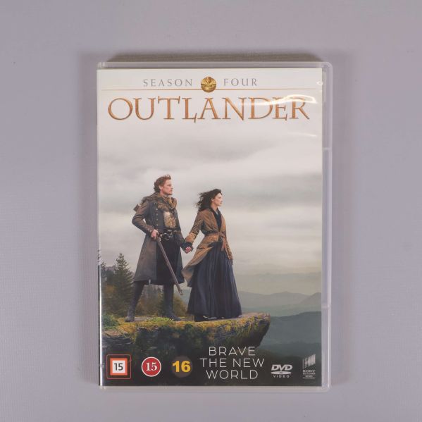 Framsidan av Outlander säsong fyra DVD-box med huvudkaraktärerna