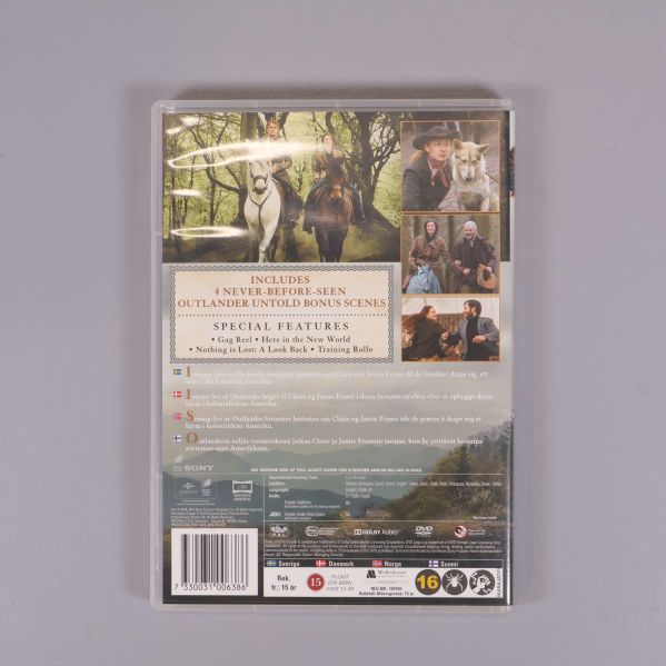 Baksida av Outlander säsong fyra DVD-box med bilder och info