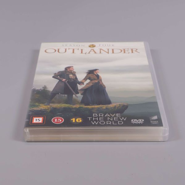 DVD-boxen Outlander S4 liggande på bordet