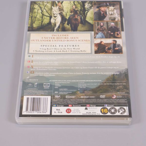 Närbild på baksidan av Outlander säsong fyra DVD-box